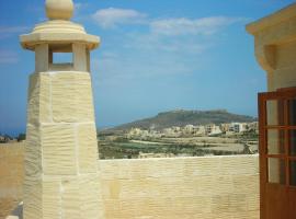 Ta' Sant' Antnin Farmhouse, hotel with jacuzzis in Għarb