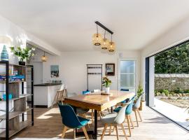 MAISON NEUVE LUMINEUSE AU CALME PROCHE DES PLAGEs, hotel in Quiberon