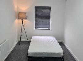 Emergency - Bedrooms Only, puhkemaja sihtkohas Birkenhead