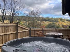 Countryside 3 Bedroom Log Cabin With Private Hot Tub - Ash, hotell i Leominster