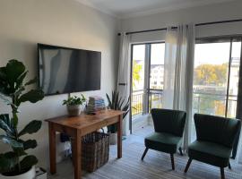 Luxury one bedroom apartment, Strand Golf Club, Somerset West, hótel í nágrenninu