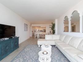 Stunning & Spacious Resort-Style Condo Across From Beach!, apartamento em Miami Beach