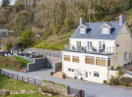Edith Villas - Luxury seaside home with beautiful sea views-Pendine, holiday home in Pendine