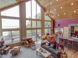 Luxury Leech Lake Home 15 Minutes to Walker, Ferienunterkunft in Walker