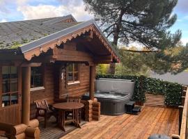 Romantic Log Cabin With Hot Tub: Leominster şehrinde bir kiralık tatil yeri