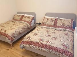 London Luxury 2 Bedroom Flat Sleeps 8 free parking, hotel near Go Ape Trent Park, East Barnet