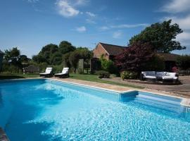 Rural cottage with swimming pool!, chata v destinácii High Halden