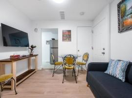 Luxury Delta 2BD Suit on ground floor, hotel in Delta