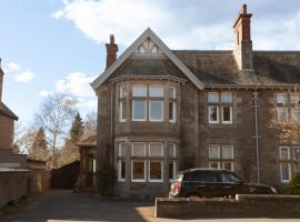 3 Bedroom villa attached to Host home free parking, apartment in Perth
