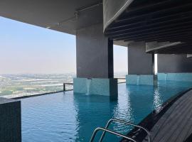 Luxury 1 bedroom apartment in Miraclz tower by Danube Properties, hotel near Dubai Autodrome, Dubai