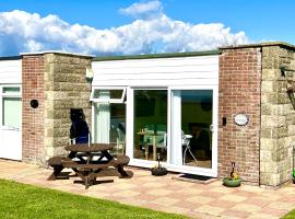 SEAVIEW self-catering coastal bungalow in rural West Wight, hotel in Freshwater