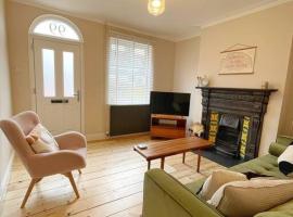 Family Friendly House in Norwich with Parking, hotell i Norwich