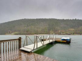 Lakefront Butler Home with Hot Tub, Fire Pit and Dock, hotel amb aparcament a Butler
