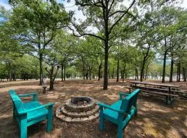 Gigi's Spacious Lakefront with Boat Ramp Access!! Newly Remodeled, Sleeps 8!