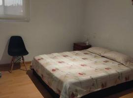 Fully equipped and cozy apartment with parking, íbúð í Morelia