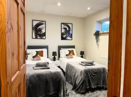 Central Semi - Detached Home with Private Parking!: Buckinghamshire şehrinde bir otel