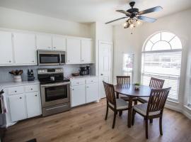 7 beds Relax by Texas Tech & Hospitals Sleeps 10, αγροικία σε Lubbock