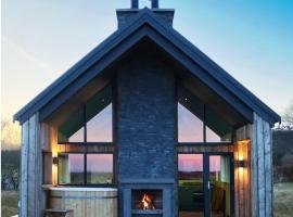 Coastal Eco-Lodge with hottub Charleton Estate, hotel in Elie
