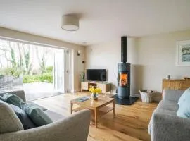 Luxury retreat with hot tub & wood burner - Mylor