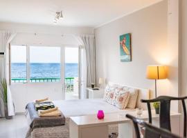 Weybeach3 ocean frontline,sea view,private terrace, hotel en La Santa