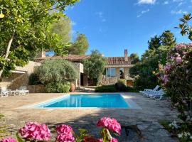 Luxury home Paraiso with pool and gym, cheap hotel in Valdemorillo