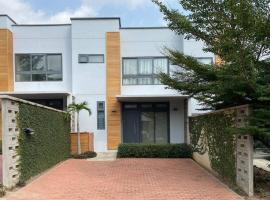 Modern 2 bedroom Townhouse in Accra, alojamento para férias em Aiyimensa