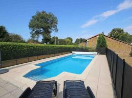 2 beautiful houses, private pool/ spa. Perigord, hotel a Busserolles