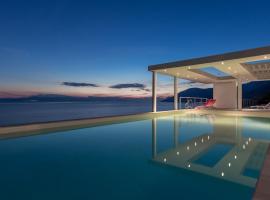 Super Luxurious Villa - 600m² - Up to 22 people, hotel i Edipsos