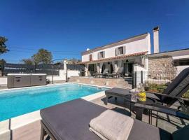 Villa LULU with heated pool, sauna & hot tub, hotel di Labin