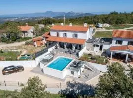 Villa LULU with heated pool, sauna & hot tub