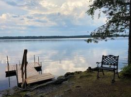 Cozy Lakefront Cabin – hotel z parkingiem w mieście Eloranta