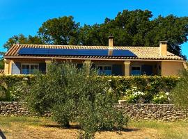 Villa privée avec vue et piscine près de Gordes, vikendica u gradu Cabrières-dʼAvignon