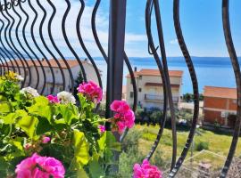 Black and White Apartment - 2 bedrooms, walk to the beach, apartment in Duće