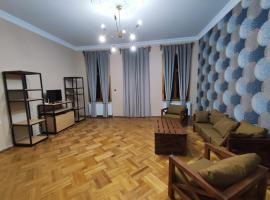 Cozy Apartment In Old Town Kutaisi, hotell i Kutaisi