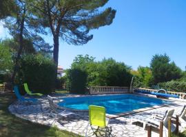 Villa les Palmiers - Aux Portes d'Alès, hotel con piscina en Saint Julien Les Rosiers