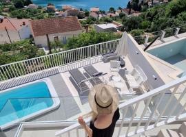 Villa Ansay with heated Swim Spa pool and sea view, коттедж в Затоне