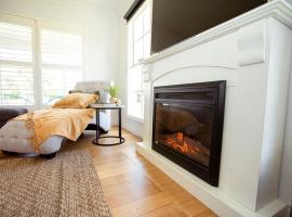 Beachside Getaway Bay Views North Shore VIC Sleeps 12 Free Wifi, hotel v destinaci North Shore