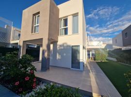 Villa Paraiso-Luxury Villa with Heated Pool, hotel in Adeje