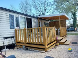 mobil home tout confort 6 personnes climatisé au pied du Luberon, vakantiewoning aan het strand in La Roque-dʼAnthéron