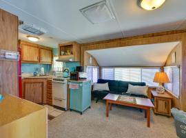 Cozy Yuma Vacation Rental with Resort Amenities!, hotel a Yuma