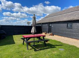 The Cow Shed 2-Bed Apartment in Bradwell on Sea、Bradwell on Seaのホテル
