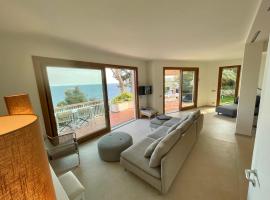 Villa Cokkinis fronte mare con ampio giardino, hotel a Varazze