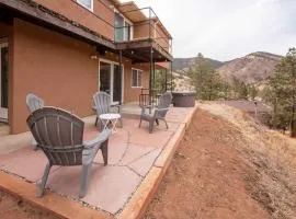 Green Mountain Falls Apt with Mountain View, Hot Tub