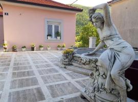 HOLIDAY HOME MARIJA BIG GARDEN, BARBECUE AND FREE PARKING, villa i Gornje Postinje