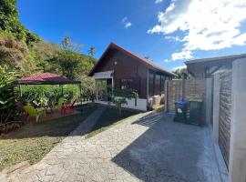 Bungalow Gaspardo , 2 chambres climatisées , à 2 mins à pied de la plage , wifi , jardin clos, parking ,sans vis-à-vis au Carbet: Le Carbet şehrinde bir kendin pişir kendin ye tesisi