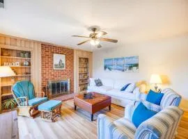 Kitty Hawk Vacation Rental 1 Mi to Beaches!、キティホークのバケーションレンタル