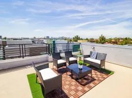 NEW Panoramic Views Convenient Modern Townhome