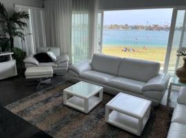 Elegant with spectacular view & steps to so much., hotel en Long Beach