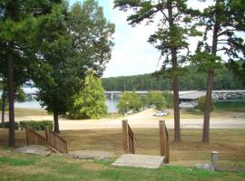 GR6 - Mountain Harbor Queen Guest Room on Lake Ouachita, hotel in Mount Ida