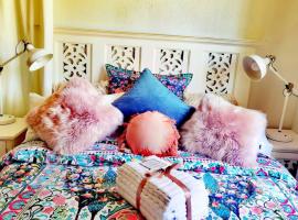 Central Parkside 5BR Home with Rumpus & King Bed, вилла в городе Чадстон